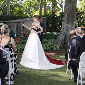Robe de mariée vintage blanche et violette grande taille, sans bretelles, à lacets, longueur ras du sol, en satin, dos en dentelle, style robe de bal - Product Image 3