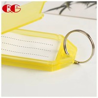Étiquettes de clés en plastique de haute qualité OEM avec anneau séparateur et fenêtre d'étiquette, porte-clés, étiquettes d'identification pour bagages, étiquettes de nom pour animaux de compagnie