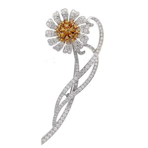 เข็มกลัดดอกเดซี่สุดเก๋จากทองคำขาว 18K ประดับเพชรเหลืองและเพชรขาวแบบฝังเรียงเป็นชั้นๆ เครื่องประดับสไตล์พฤกษศาสตร์อันงดงาม - Product Image 1