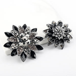 Oferta Especial en Mercancía <span class=keywords><strong>de</strong></span> Cine y TV: Collar con Colgante <span class=keywords><strong>de</strong></span> Aleación <span class=keywords><strong>de</strong></span> Zinc <span class=keywords><strong>de</strong></span> Spider-Man, Héroe <span class=keywords><strong>de</strong></span> Spider-Verse, y Broche <span class=keywords><strong>de</strong></span> Flor del <span class=keywords><strong>Amor</strong></span> Black Dahlia - Product Image 3