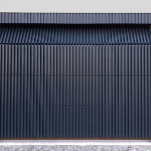 Op maat gemaakte moderne thermisch geïsoleerde aluminium garagedeursysteem met grillbediening en afstandsbediening voor villa's, gemaakt van aluminium. - Product Image 5