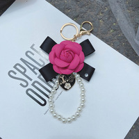 Gantungan Kunci Kulit PU Fashion Motif Camellia dengan Pita dan Mutiara, Tali Pergelangan Tangan Bunga, Gantungan Kunci untuk Wanita, Gantungan Kunci Mobil Mewah