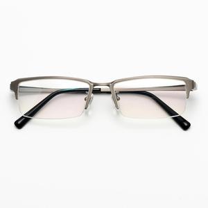 Lunettes en titane pur pour hommes, fabriquées en Chine (usine de Shenzhen), personnalisables avec logo, OEM/ODM, montures de lunettes de vue. - Product Image 4