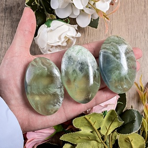 Oferta Especial: Piedra de Fluorita con Forma de Copo de Nieve y Pluma Natural, Cristal Artesanal para Sanación, Diseñada en Forma de Palma - Product Image 1
