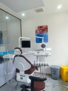 Ensemble de fauteuil dentaire électrique de luxe avec structure métallique certifié CE pour le diagnostic et le traitement dentaire - Product Image 3
