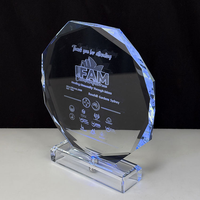 Trophée personnalisé en cristal en forme d'octogone avec base lumineuse multicolore
