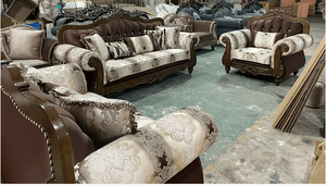 Canapé en velours capitonné de style victorien avec accoudoirs roulés et pieds en bois, deux places, design Chesterfield pour salon - Product Image 4