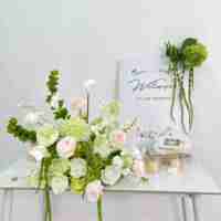 Boule de fleurs artificielles réalistes rose, verte et blanche en gros pour la décoration de scène de mariage, allée et centres de table d'événements