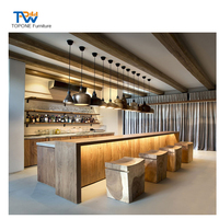 Design moderne de comptoir de bar de restaurant en bois, ensemble de meubles confortables pour café, design d'intérieur de restaurant de restauration rapide