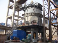 Machine à broyeur à rouleaux verticaux à grande échelle pour le traitement du talc, de la bentonite, de la bauxite et du minerai de fer avec moteur à courant alternatif et boîte de vitesses