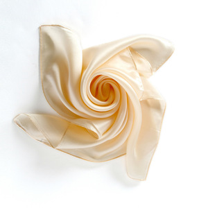 <span class=keywords><strong>Foulard</strong></span> Quadrato Piccolo in Raso di <span class=keywords><strong>Seta</strong></span> Tinta Unita Bianco Rosso <span class=keywords><strong>Nero</strong></span> per Donna - Product Image 4