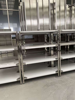 Table de travail de cuisine commerciale en acier inoxydable multi-niveaux robuste avec étagères de rangement pour la préparation des aliments dans les restaurants