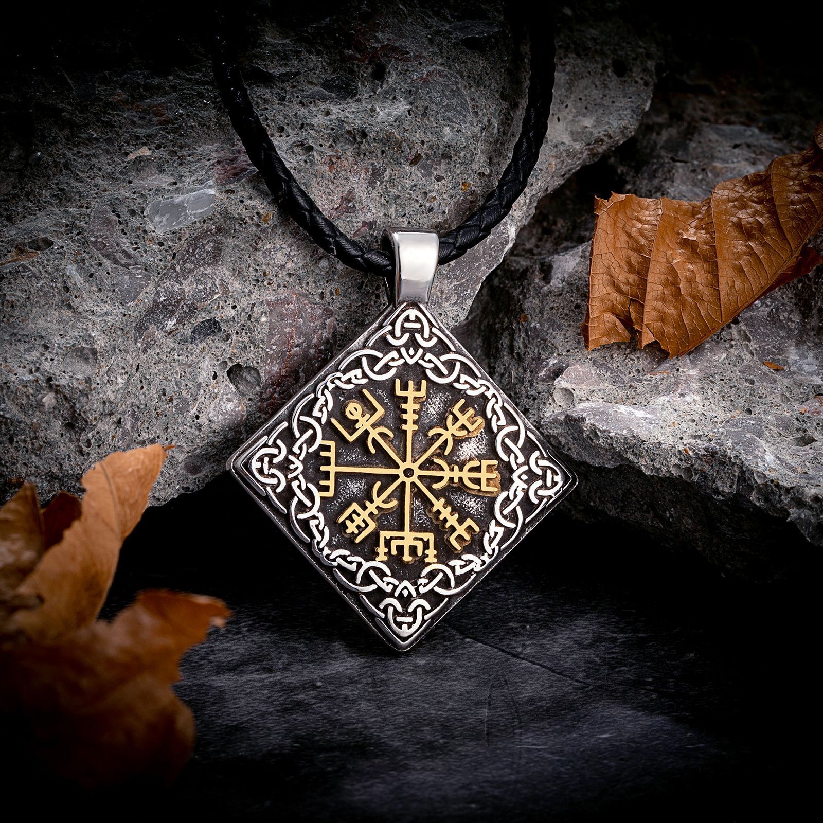 Collier avec pendentif et cordon en cuir