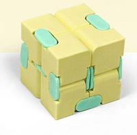 Vente en gros de cubes de casse-tête éducatifs en plastique Fidget Cubes pour enfants Jouets pour le développement du cerveau