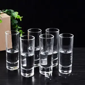 Vente en gros de petits verres à liqueur décoratifs de 2oz 60ml à base lourde Mini vodka whisky verre à liqueur pour vin