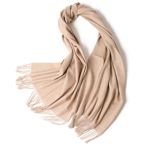 Écharpe d'Hiver en Laine de Luxe de Créateur pour Femmes, Châles Personnalisables avec Logo Brodé, Foulard Uni en Laine pour Femme - Product Image 5