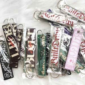 Personalizar logotipo personal tejido bordado llavero tela llavero etiqueta con diseño propio tejido bordado llaveros - Product Image 1