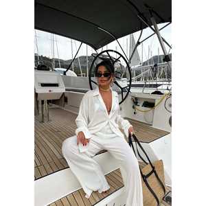 Ensemble Wilma en lin blanc, tenue formelle deux pièces avec haut court et jupe pour l'été - Product Image 3