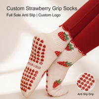 Chaussettes antidérapantes personnalisées à motif fraise avec semelle en forme de cœur et bord volanté pour le Pilates et le yoga, pour femmes et filles
