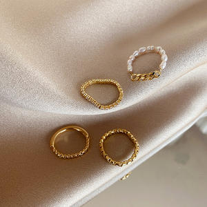 Boucles d'oreilles créoles classiques pour femmes en acier inoxydable bicolore avec texture irrégulière, imperméables, sans ternissement, bijoux tendance - Product Image 5