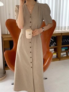 Robe longue élégante pour femme, décontractée, à carreaux vichy, col en V, boutonnée, manches courtes, coupe trapèze, taille plissée, pour l'été et les vacances - Product Image 5