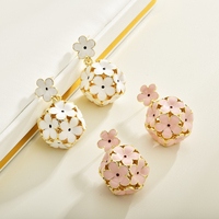 Dernier design Boucles d'oreilles en cuivre émaillées à motif floral ajouré et effet goutte d'huile pour femmes, polyvalentes pour le quotidien