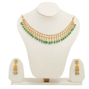 Collier traditionnel élégant en or avec une chaîne au design délicat et des perles de pierre verte, accompagné de boucles d'oreilles de créateur pour mariée. - Product Image 1