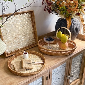 Plateau de rangement multifonctionnel Girida en bois et rotin, style rétro américain de luxe léger, doré, pour salon, club et restaurant, vente en gros - Product Image 1