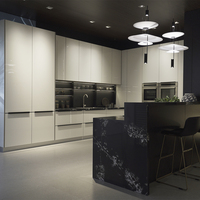 Meuble de cuisine moderne de luxe léger bicolore ultra-brillant résistant à l'eau et écologique, armoire encastrée minimaliste avec affichage LED