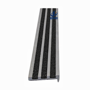 Protections d'escalier antidérapantes jaunes, marches d'escalier modernes en aluminium, bordures blanches avec bandes de <span class=keywords><strong>carborundum</strong></span> pour la sécurité des escaliers d'hôtel - Product Image 4