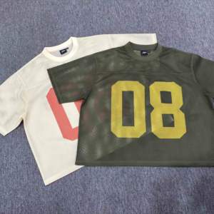 เสื้อยืดผู้ชายพิมพ์ลายกีฬาแขนสั้นสำหรับยิมเสื้อฟุตบอลทรงตาข่ายทรงบ็อกซี่ฟิตเนสดีไซน์แบบกำหนดเอง - Product Image 1