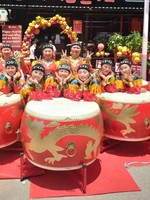 Tambour de guerre vertical rouge en cuir de vache pour spectacle de danse du dragon, idéal pour le gong et la danse chinoises, fabriqué en Chine