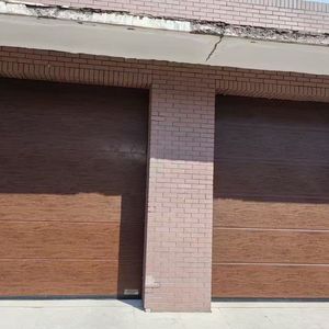 <span class=keywords><strong>Porte</strong></span> <span class=keywords><strong>de</strong></span> <span class=keywords><strong>garage</strong></span> <span class=keywords><strong>sectionnelle</strong></span> contemporaine à deux voitures en alliage d'aluminium double Prima North American avec portes piétonnes et décoration - Product Image 3