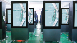 หน้าจอสัมผัส LCD ดิจิทัลแบบตั้งพื้นสำหรับใช้งานกลางแจ้ง ขนาด 55/65/75/86 นิ้ว ความสว่าง 5000 นิต ปรับแต่งได้ตามความต้องการ สำหรับใช้งานเชิงพาณิชย์ พร้อม SDK OEM เหมาะสำหรับห้างสรรพสินค้า - Product Image 2