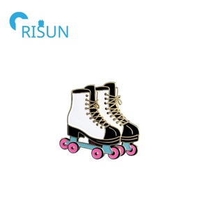 Haute qualité personnalisé émail paillettes glace patin à roulettes émail broche Sport patinage rouleau Derby Rollskate broche épinglettes - Product Image 5
