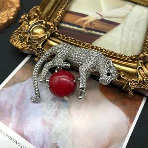 <span class=keywords><strong>Broche</strong></span> léopard animal à la mode et mignonne pleine d'incrustations de diamants <span class=keywords><strong>Broche</strong></span> plaquée or antique - Product Image 3