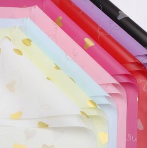 Papel de regalo de flores de plástico translúcido impermeable con diseño de corazón LOVE, película plástica OPP para floristería. - Product Image 1