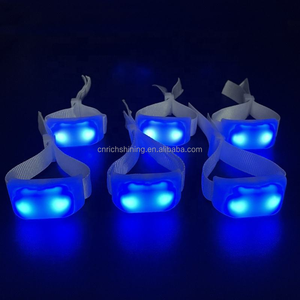 RICHS HINING Fern gesteuertes LED-Armband Programmiert <span class=keywords><strong>2</strong></span> LED Kunden spezifisches Logo Armband Party Konzert Beleuchtungs band - Product Image 2