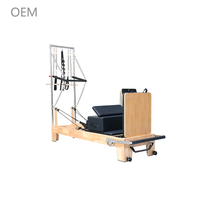 Reformador de Pilates de doble uso de roble con media torre y tabla de salto para sesiones de entrenamiento en pareja y fitness en sala