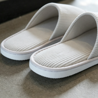 Chaussons jetables de luxe en velours blanc pour hôtel, semelle épaisse, doux, vente en gros, logo personnalisé