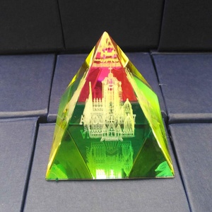 Gravure Laser 3d <span class=keywords><strong>Photo</strong></span> K9, prisme pyramide en cristal, prismes en <span class=keywords><strong>verre</strong></span> optique, presse-papier pour <span class=keywords><strong>d</strong></span>écoration de bureau, vente en gros - Product Image 1