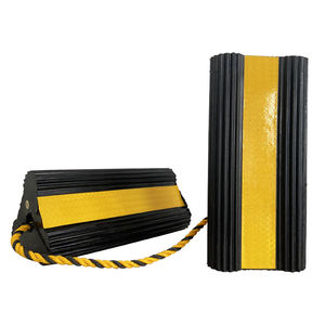 Calzo de rueda de avión de goma negra con forma de triángulo duradero de alta resistencia, gran oferta, 2017 - Product Image 1