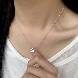 S925 เงินสเตอร์ลิง สร้อยคอรูปดอกไม้เล็กประดับเพชรสีเขียวสำหรับผู้หญิง โซ่กระดูกไหปลาร้าหรูหราบางเบา สวมใส่ได้ทุกวัน - Product Image 1