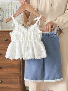 <span class=keywords><strong>Completo</strong></span> due pezzi per bambina 2026: Top corto in pizzo bianco e pantaloni in denim con bordo in pizzo - Product Image 3