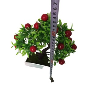 Bonsaï artificiel Qi Xing Fruit de la Fortune 15x20 cm, décoration de bureau en plastique, plante aux baies rouges pour la maison et le bureau - Product Image 5