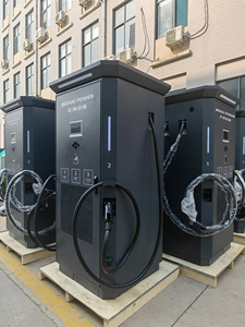 Estación de Carga Rápida CC Todo en Uno de 240kW con Cuatro Conectores, Salida de 800A, Cargador de Voltaje Amplio de 200-1000VCC para Carreteras - Product Image 4