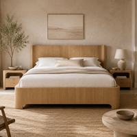 Lit plateforme en chêne cannelé moderne Sovereign, cadre à lattes fait main pour lits King et Queen, élément de luxe pour suite de chambre principale de villa style Japandi