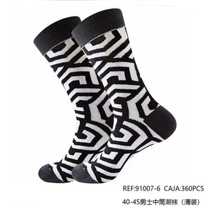 Calzini da Uomo a Metà Polpaccio 40-45 Neri Bianchi con Motivo Geometrico alla Moda - Product Image 2