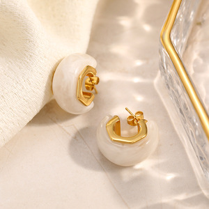 Pendientes Huggie en Forma de C, Chapados en Oro de 18K, Incrustaciones de Resina, Diseño Geométrico, para Uso Diario - Product Image 3