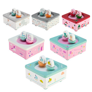 Boîte à musique rotative pour enfants, boîte à musique personnalisée avec un design gravé pour les enfants, souvenir de vacances - Product Image 4